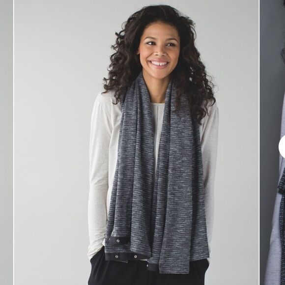 Lululemon Vinyasa Scarf
Coco Pique Black White - Picture 5 of 8